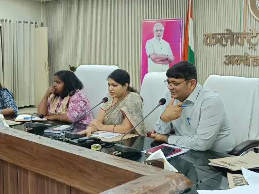Ambedkar Nagar News: जनशिकायतों के निस्तारण पर DM सख्त, अधिकारियों को दिए निर्देश